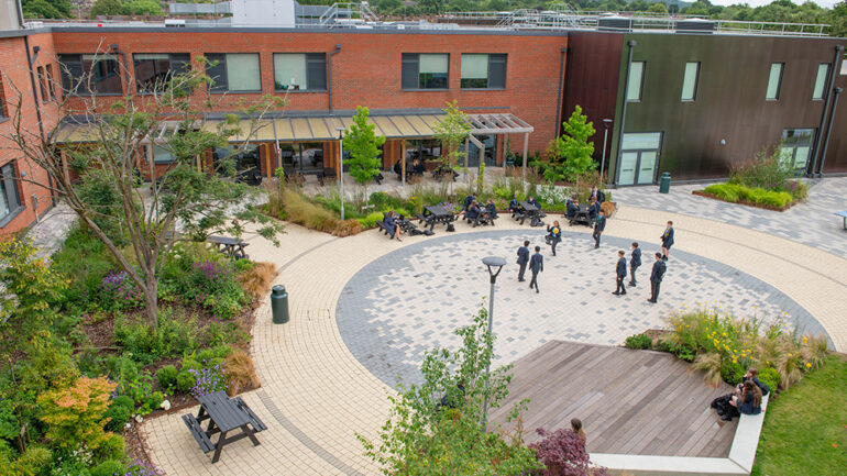 WHAT THE MODERN GARDEN LOOKS LIKE TODAY, ACCORDING TO AWARD-WINNING DESIGNERS